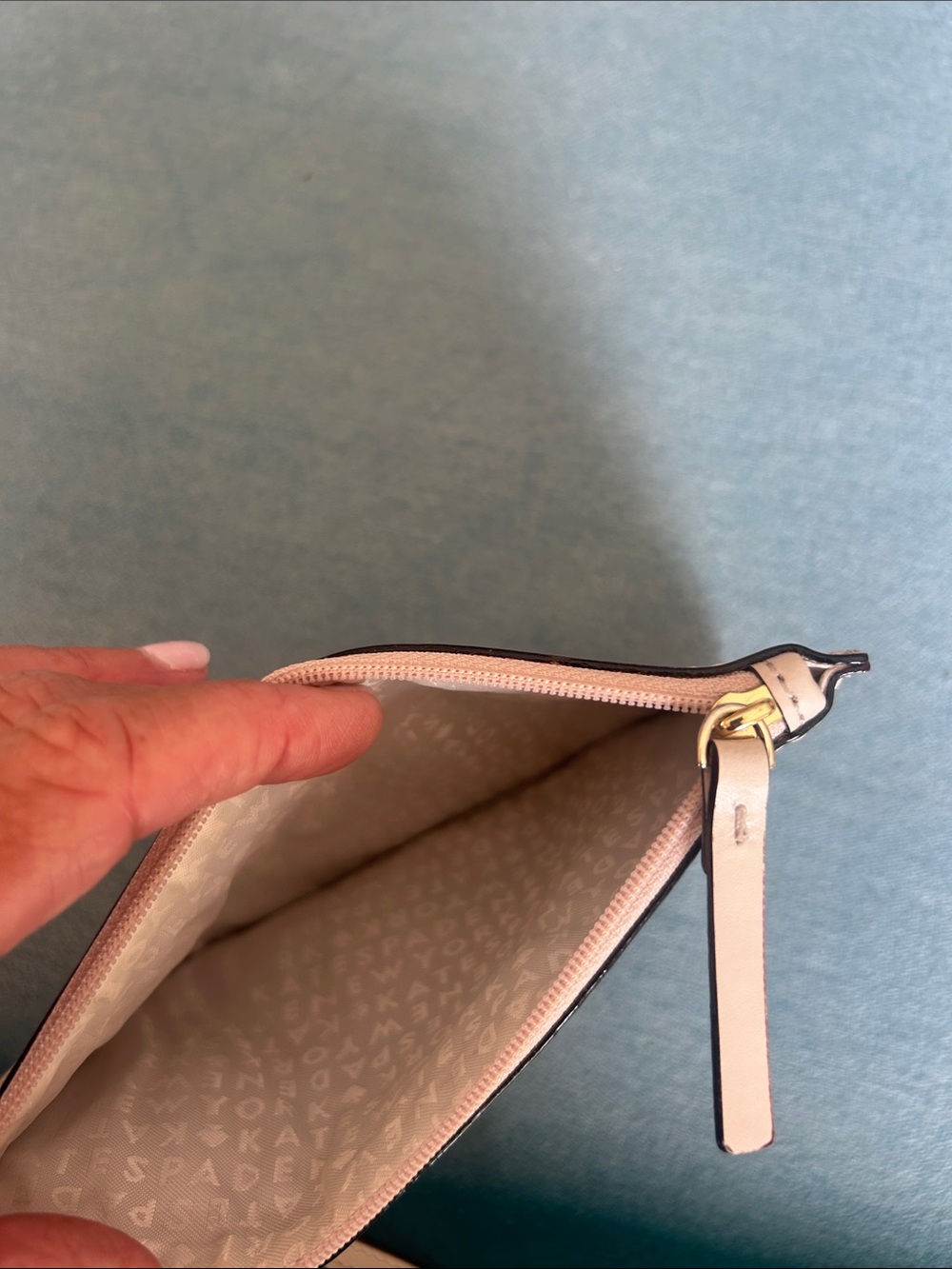 kate spade cream leather wristlet with gold plaque - Picture 3 of 3